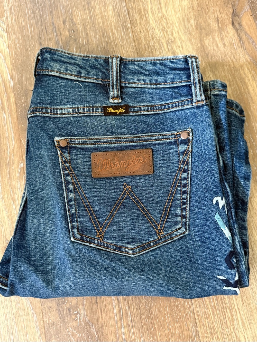 Wrangler Medium Blue Denim Jeans with Contrast Stitching 31x34